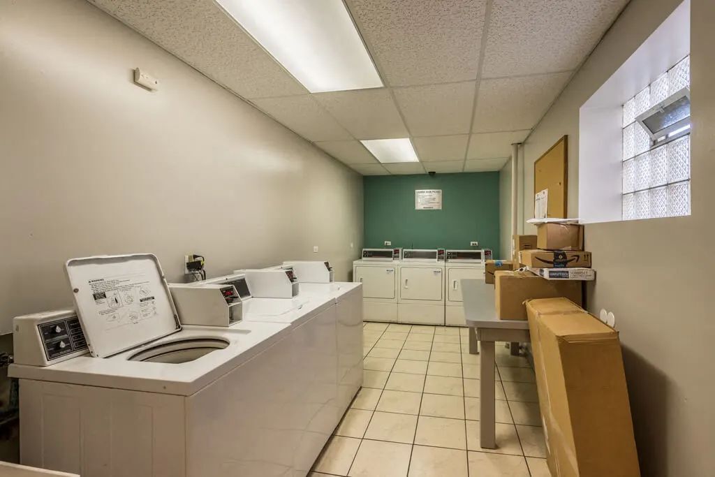 Building Photo - 6725 N Sheridan Rd