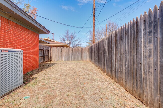 Building Photo - 6707 Hartford Ave