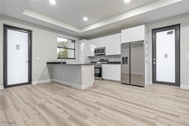 Building Photo - 935 Panda Dr