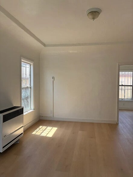 Building Photo - 912 W 78th St