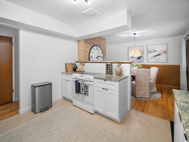 Building Photo - Beautiful FULLY FURNISHED TWO BEDROOM DUPLEX!