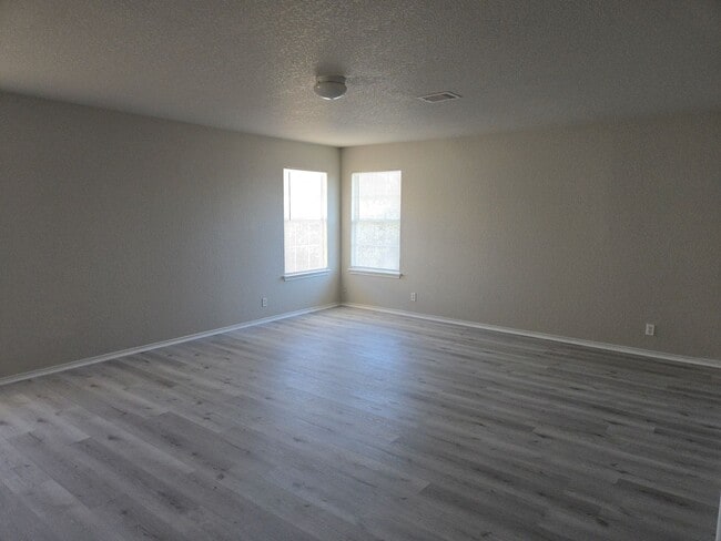 Building Photo - Spacious 4 Bedroom 2.5 Bath 2 Car Garage i...