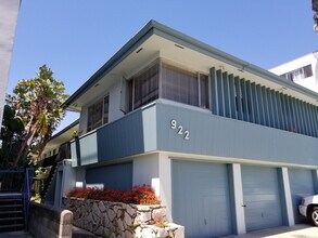 Building Photo - 922 6th St - North of Wilshire Blvd and 6 blocks to the beach!