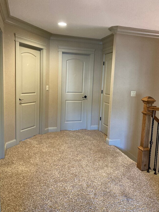 Building Photo - West Meadows Estate 2-Story Home in Salem