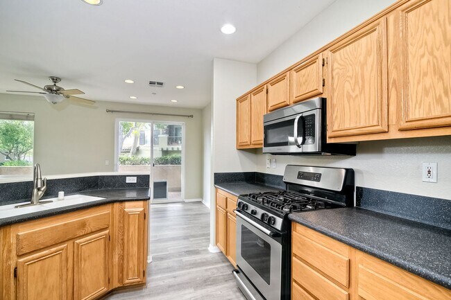 Building Photo - Immaculate Town Home in the Valencia Commu...