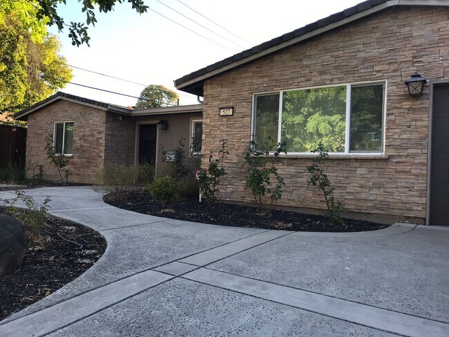 Building Photo - Gorgeous 3 bedroom home available now
