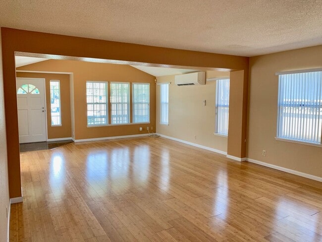 Building Photo - Stunning 3-bedroom and 3-bathroom Home (Ka...