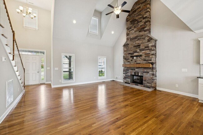 Building Photo - Welcome home to this beautifully maintaine...