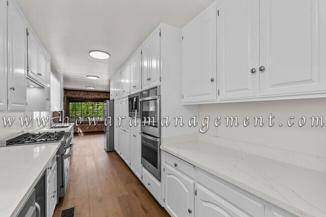 Building Photo - Contemporary Style 5bed/5bath Home with Ad...
