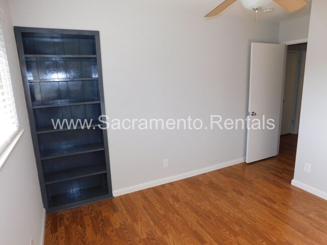 Building Photo - Wonderful Sierra Oaks 3bd/2ba Duplex with 2 Car Garage