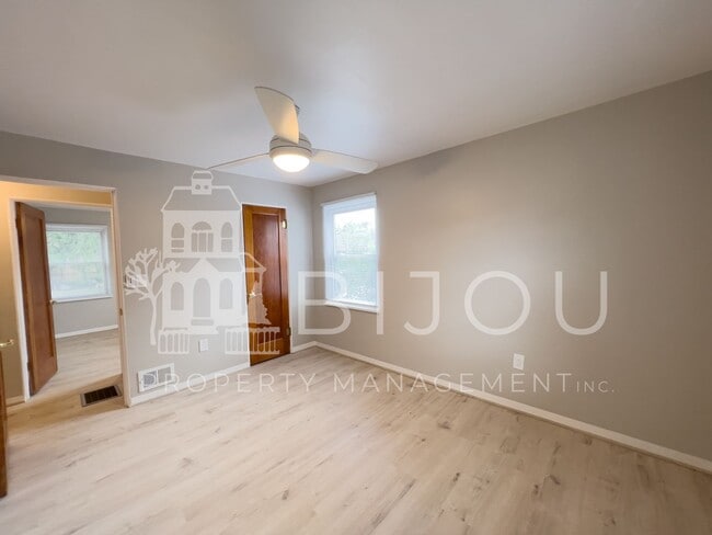 Building Photo - Located Close to Memorial Park!