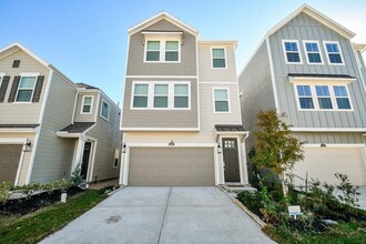 Building Photo - 2204 Via Laura Ln