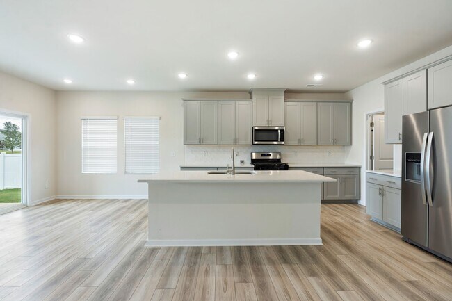 Building Photo - Nearly New, Spacious 5 Bed/3 Bath Home in ...