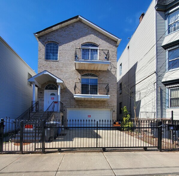 Building Photo - 114-116 2nd St