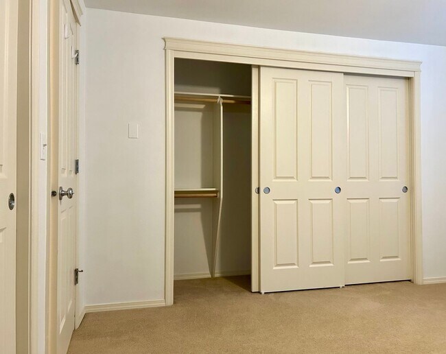 Building Photo - Beautiful Three Bedroom Townhome