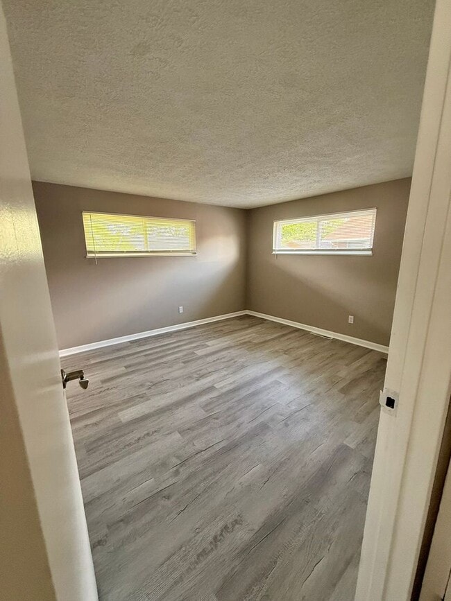 Building Photo - Move-In Ready 2BR with Stunning Granite + Fenced Backyard