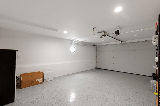 Building Photo - This beautifully updated 4-Bed, 2-Bath Hom...