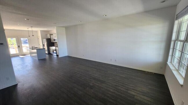 Building Photo - Newly constructed Maintenance provided 3 bed 2.5 bath