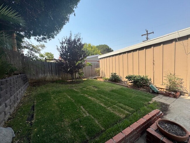 Building Photo - Charming 3-Bedroom Home for Rent in Serra ...