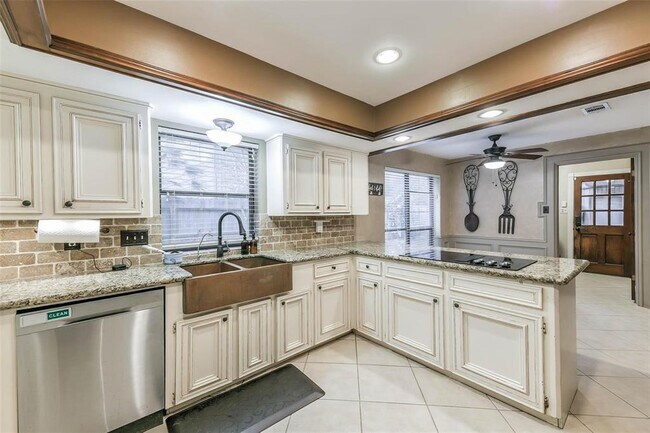 Building Photo - 407 W Chelsea Pl