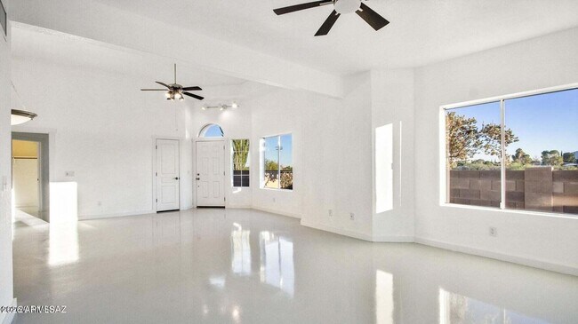 Building Photo - 574 Duchess Dr