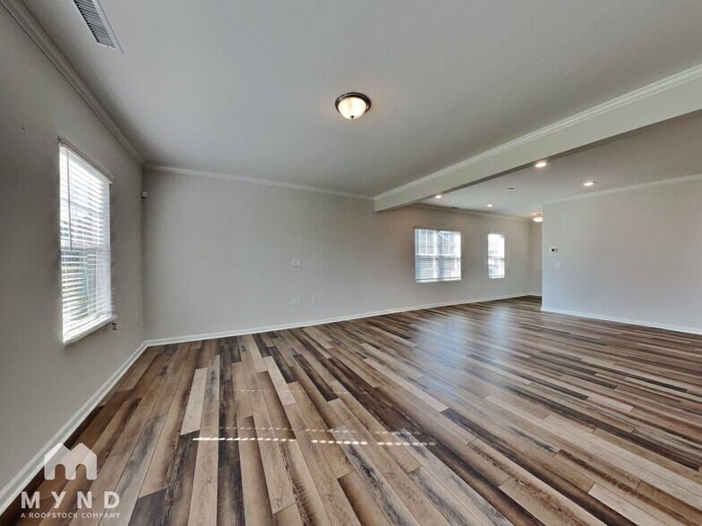 Building Photo - 1621 Trembley Pk Dr