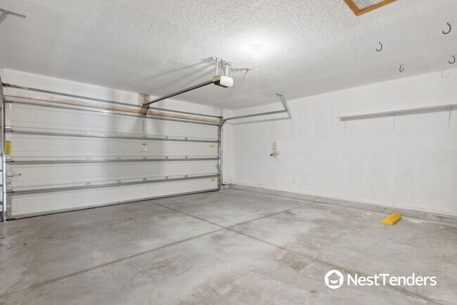 Building Photo - Four Bedroom Just Off Amelia Concourse!