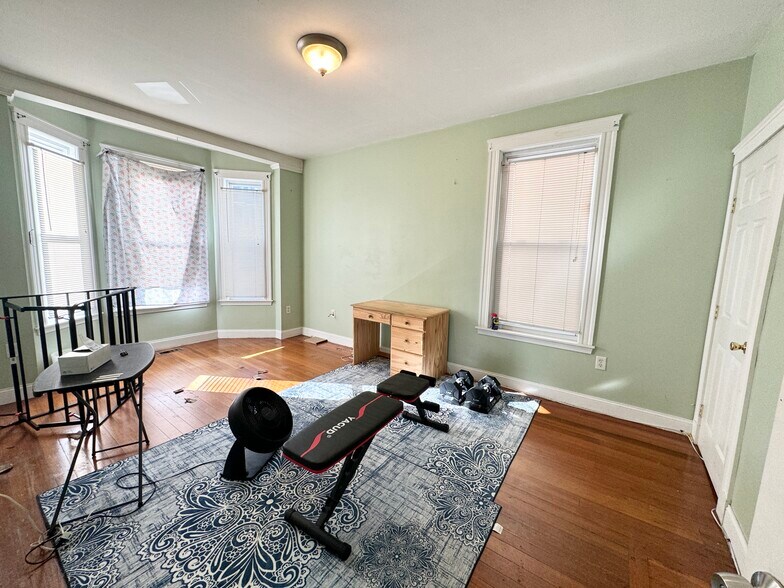 Building Photo - 37 Hillside St