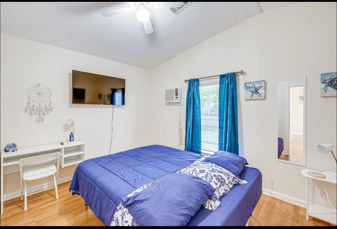 Building Photo - 716 21st St