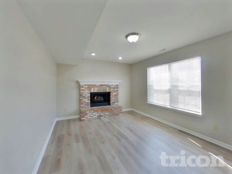 Building Photo - 828 Treyburn Green Dr