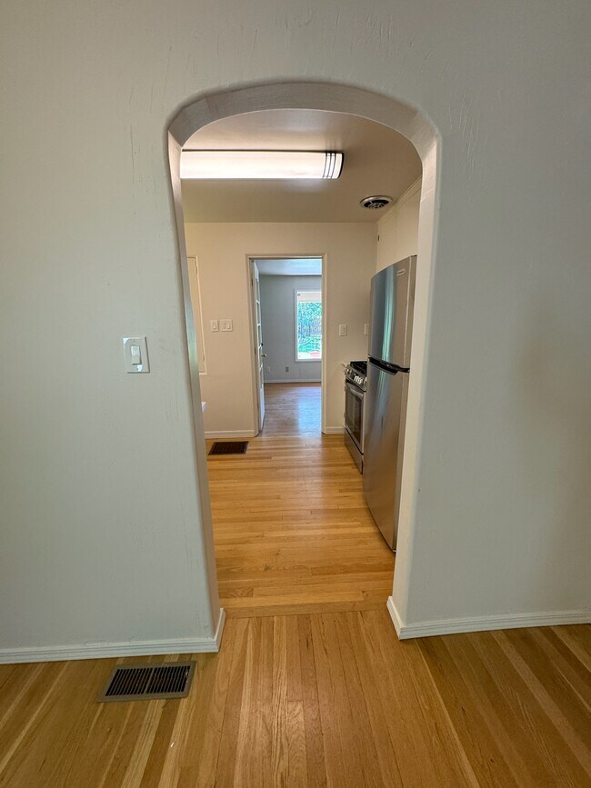 Building Photo - 978 E 5th Ave