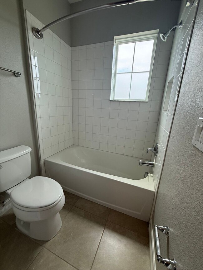 Building Photo - Beautiful Townhome in Lutz