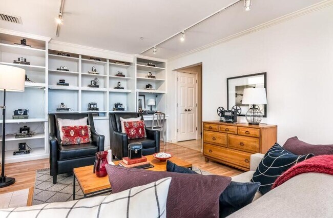 Building Photo - 2 bedroom in Seattle WA 98102