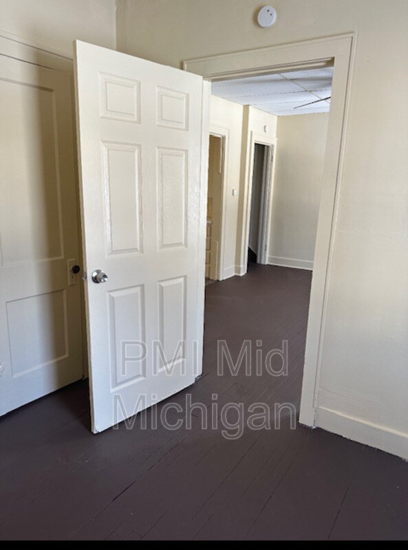 Building Photo - 820 E 3rd St