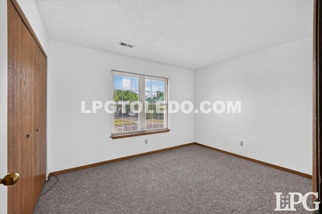 Building Photo - 811 Hilltop Ln