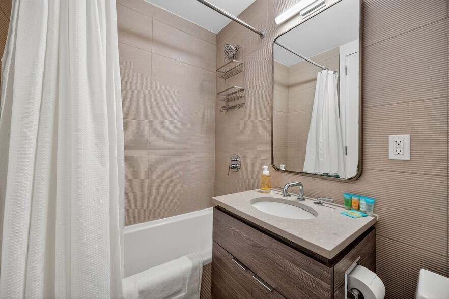 Building Photo - 68 W 37th St