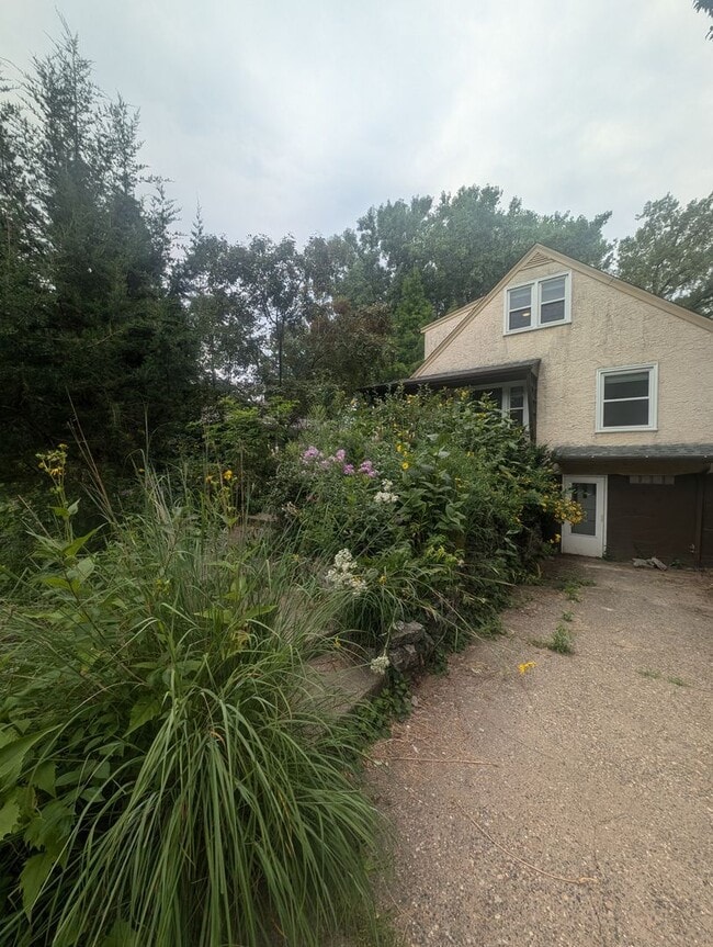 Building Photo - Charming Garden Oasis in West St. Paul – F...