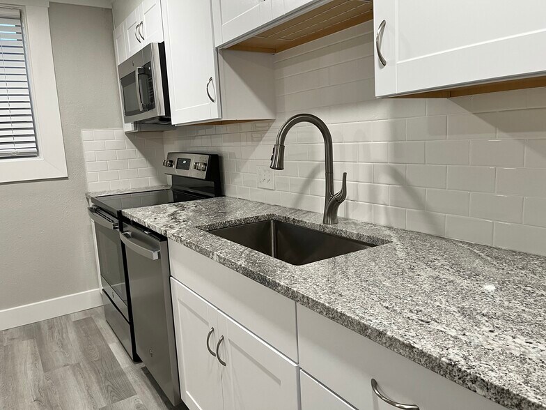 Building Photo - 1402 S Broadway Ave