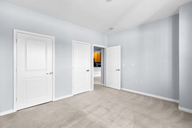 Building Photo - 1 Bed 1 Bath Plus Den - Silver Spring Condo - Garage Parking Space