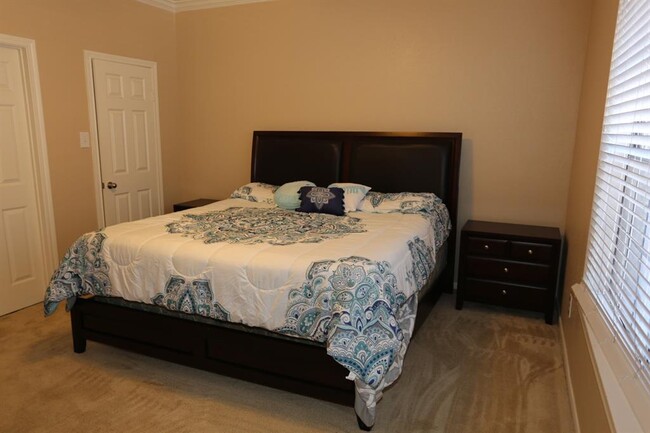 Building Photo - 2255 Braeswood Park Dr