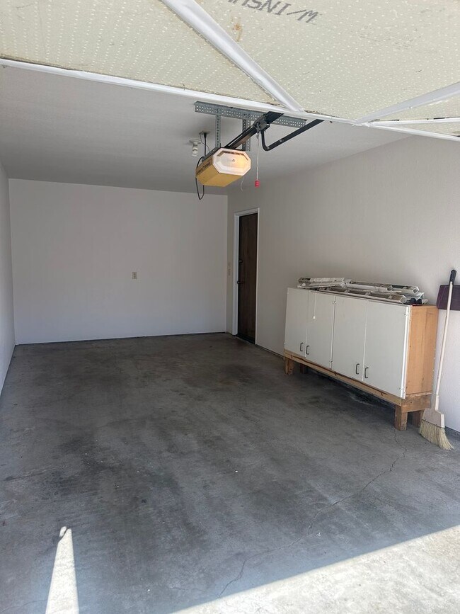 Building Photo - 923 Greenfield Ave