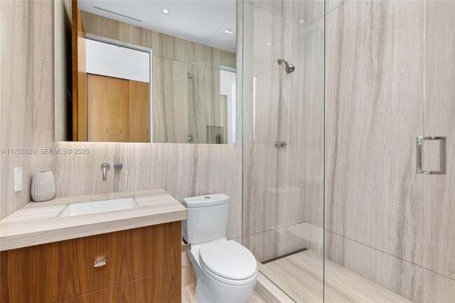 Building Photo - 825 E Dilido Dr