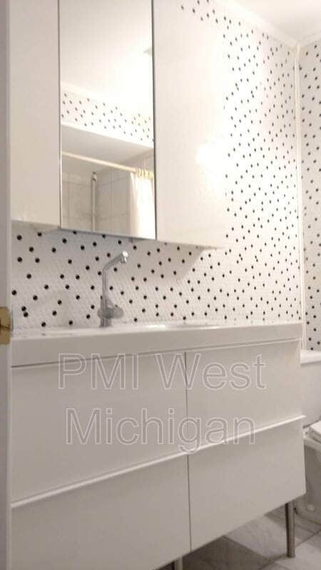 Building Photo - 6433 Wainscot Dr SE