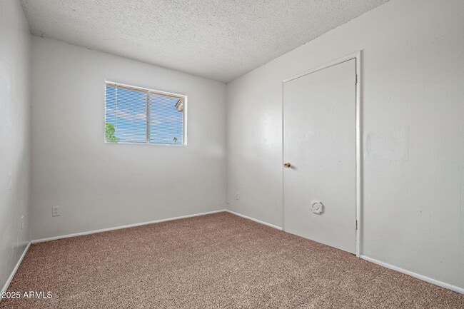Building Photo - 13 E Desert Dr