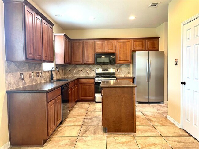 Building Photo - 20625 Farm Pond Ln