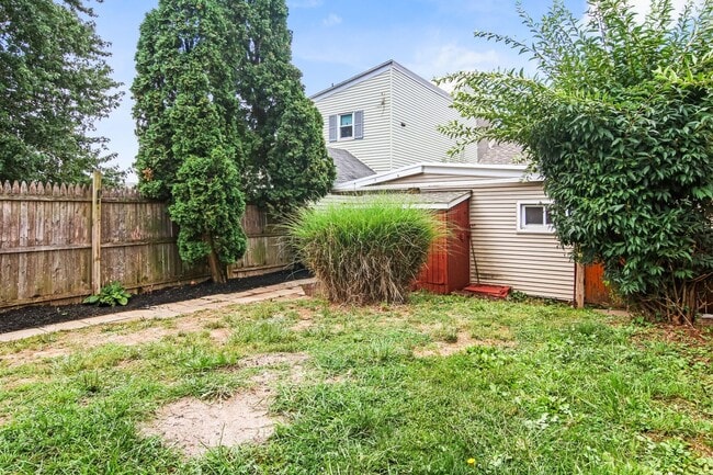 Building Photo - Coming Soon! Bright and Cozy 2 Bedroom, 1 ...