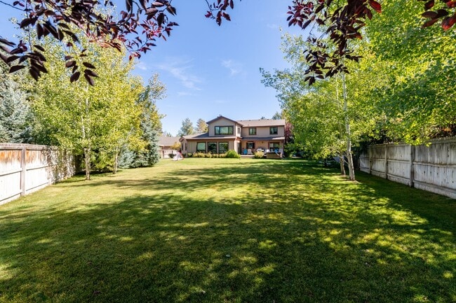 Building Photo - Long term lease in the heart of Park City! Available Mid October 2026