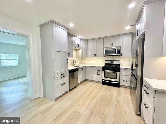 Building Photo - 1010 Bashford Ln