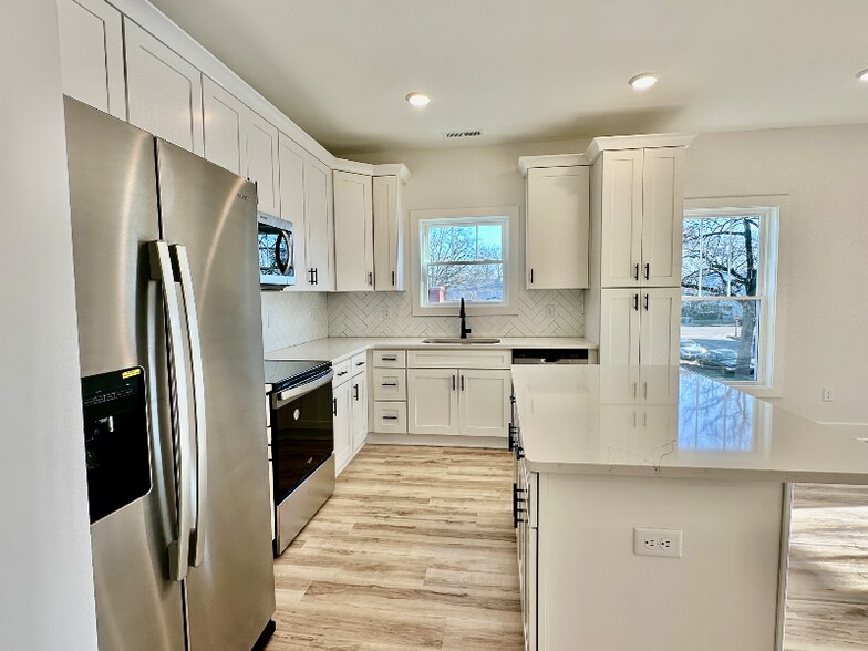 Building Photo - 1004 1/2 N 21st St