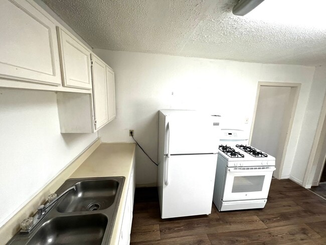 Building Photo - E 9th Duplex 1